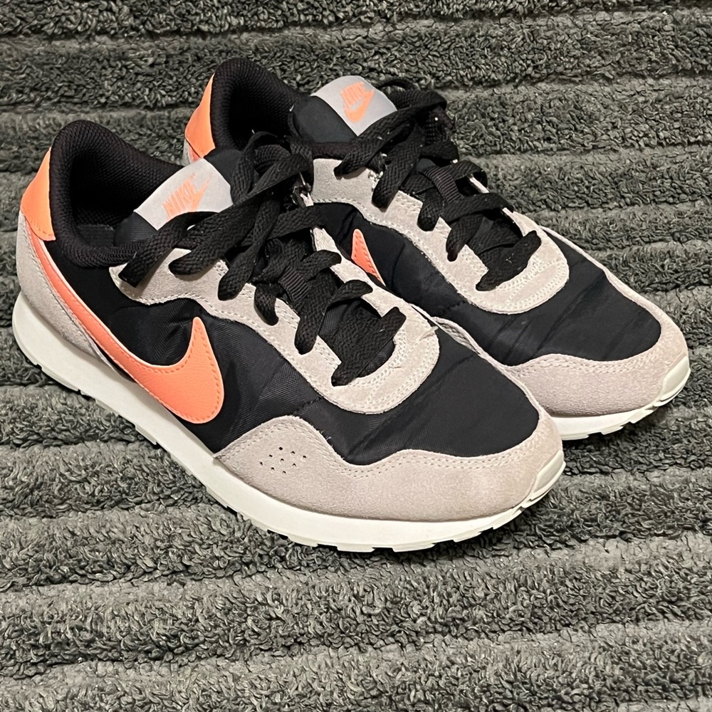 Girls Size 5 Nike Shoes